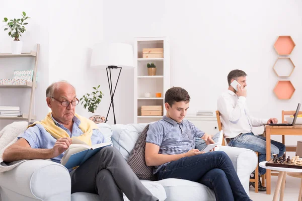 Hommes passant du temps à la maison — Photo