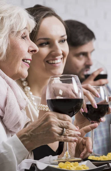 Lycklig mor och dotter dricker vin — Stockfoto