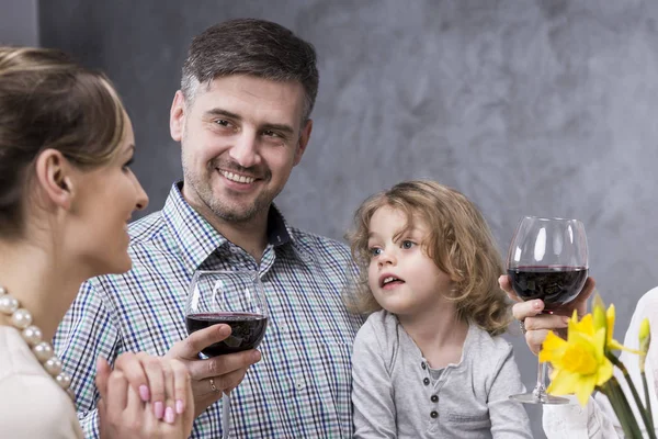 Fröhlicher stolzer Vater mit seinem Sohn — Stockfoto