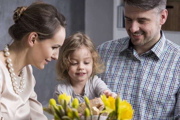 Jeunes parents avec enfant dîner — Photo