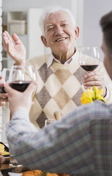 Äldre och man far att göra en toast — Stockfoto