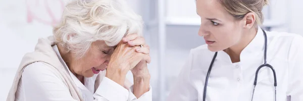 Mujer mayor preocupada y el médico — Foto de Stock