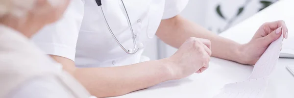 Doctor discussing the medical test's results — Stock Photo, Image