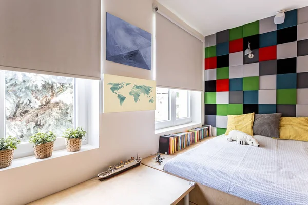 Moderne slaapkamer met ingerichte bed — Stockfoto