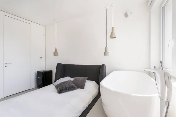Ascetische slaapkamer met ovale bad — Stockfoto