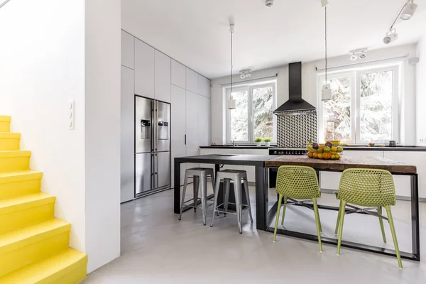 Cucina minimalista vista dall'anticamera — Foto Stock