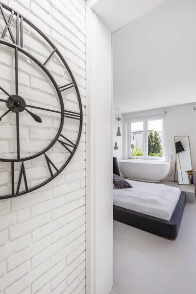 Witte bakstenen slaapkamer met bad — Stockfoto
