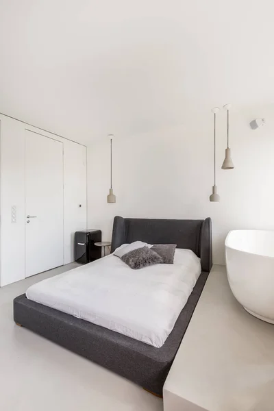 Dormitorio blanco con cama simple — Foto de Stock