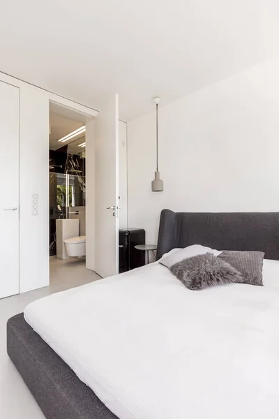 Groot bed in minimalistische scandi slaapkamer — Stockfoto