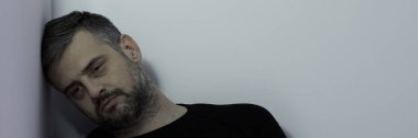 Kış depresyon sahip adam