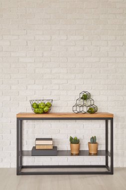 Süslemeleri ile minimalist raf