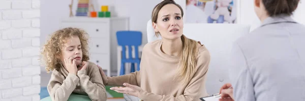 Mamma frågar psykolog hjälp — Stockfoto