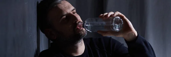 Süchtiger, betrunkener Mann mit Wodka — Stockfoto