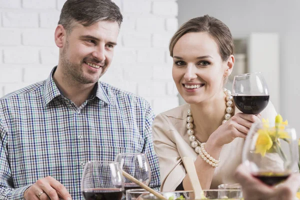 Joyeux jeune couple buvant du vin — Photo