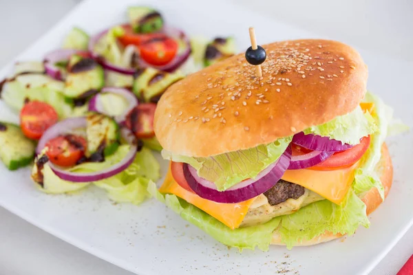 Hamburger voor de lunch — Stockfoto