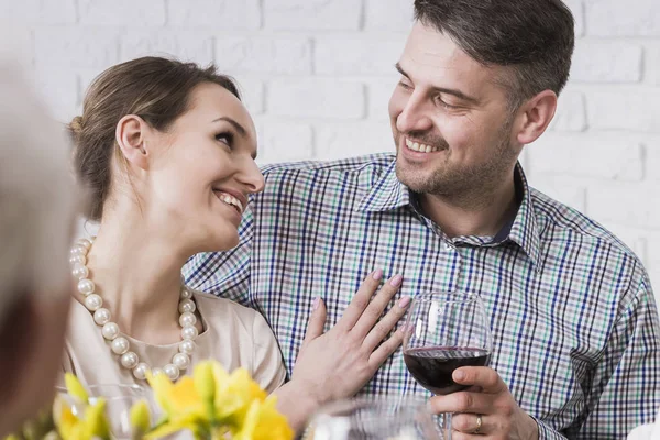 Young married couple smiling — Stock Photo, Image