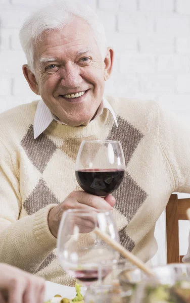 Homem idoso alegre fazendo um brinde — Fotografia de Stock