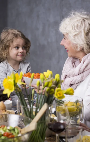 Бабушка с внуком за обеденным столом — стоковое фото