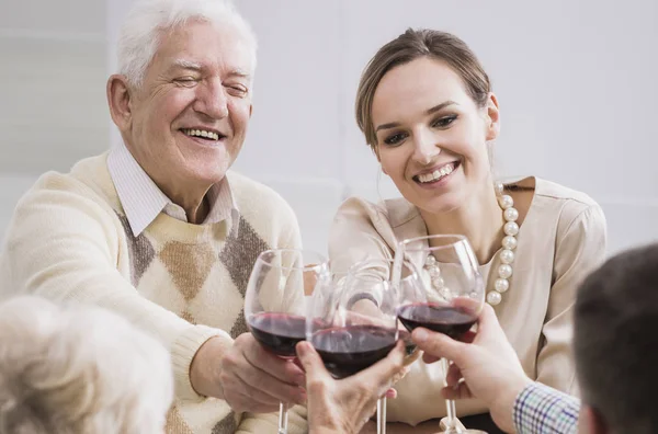 Fröhlicher Vater und Tochter stoßen an — Stockfoto