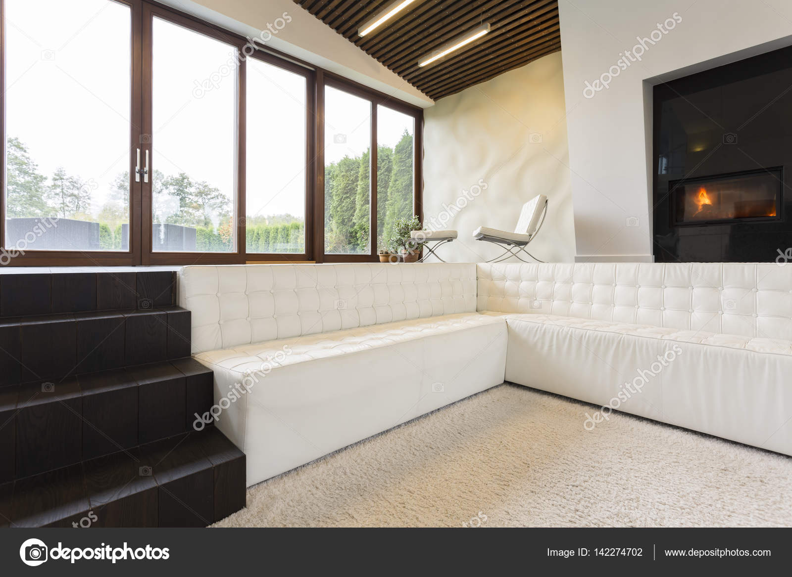 Ausgefallene Wohnzimmer mit Treppe — Stockfoto © photographee.eu #142274702