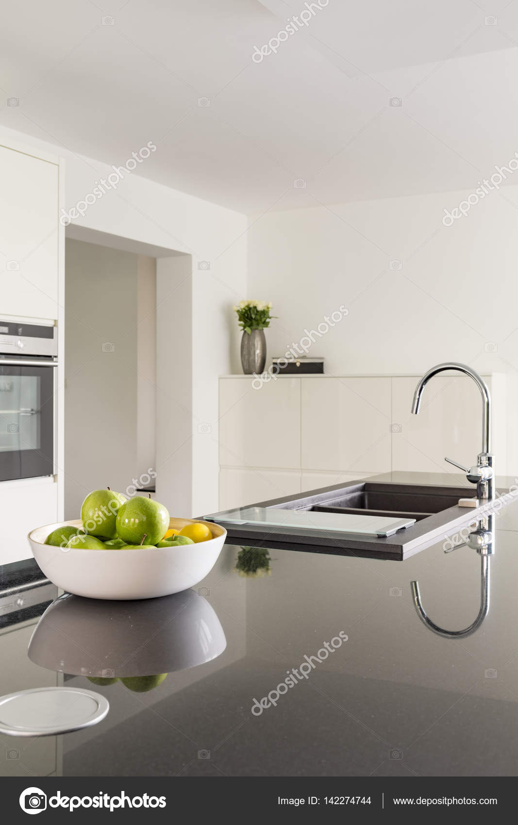 Cucina bianca con top nero — foto stock © photographee.eu #142274744 Cucina bianca top nero