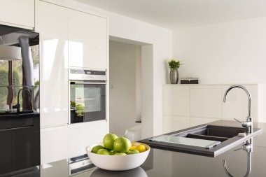 Fütüristik parlak mutfak