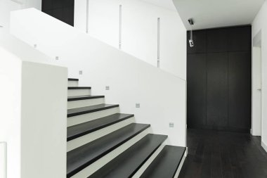 Beyaz villa iç ile gardırop