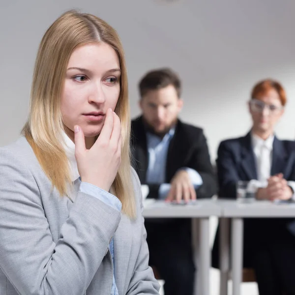 Стрессовая женщина перед собеседованием — стоковое фото