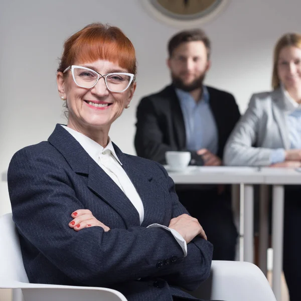 Idosos sorridente empresária — Fotografia de Stock