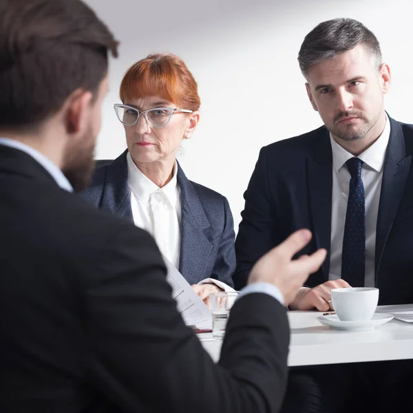 Recrutadores ouvindo candidato a emprego — Fotografia de Stock