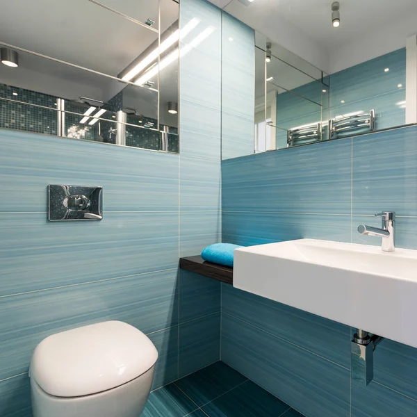 Просторная ванная комната с большой тазиком — стоковое фото