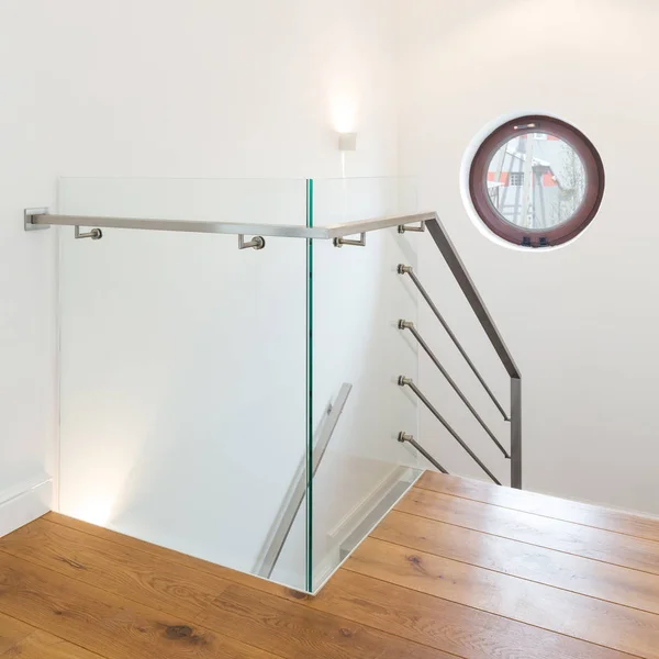 Dřevěné schodiště v moderním domě — Stock fotografie