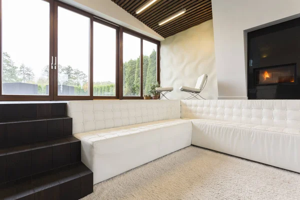 Sala de estar elegante con escaleras —  Fotos de Stock