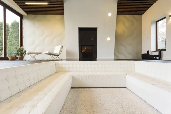 Luxe lounge kamer met open haard — Stockfoto