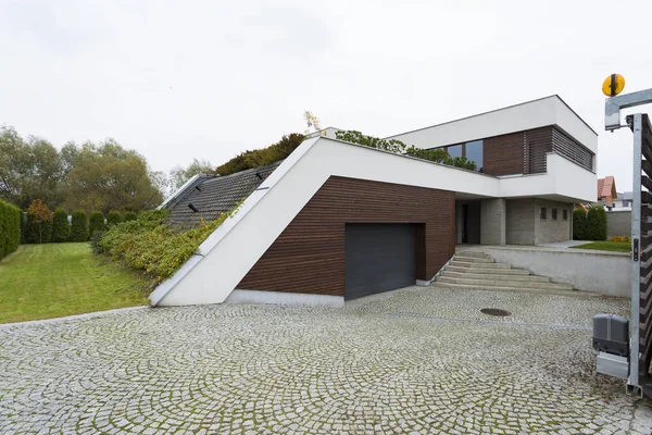 Villa dış Bahçe çatı ile — Stok fotoğraf