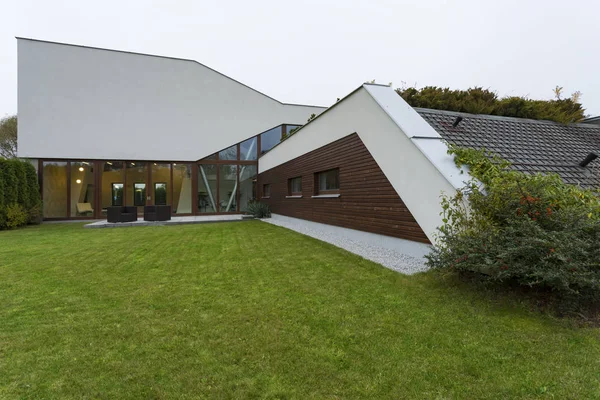 Futuristic villa exterior with garden — Stock Photo, Image
