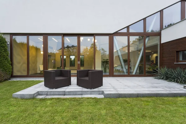 Villa patio s ratanovými židlemi — Stock fotografie