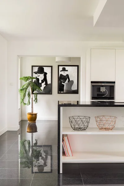 Interior elegante brillante con librería —  Fotos de Stock