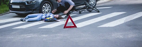 Ofiary wypadku samochodu nieprzytomny leży na ulicy — Zdjęcie stockowe