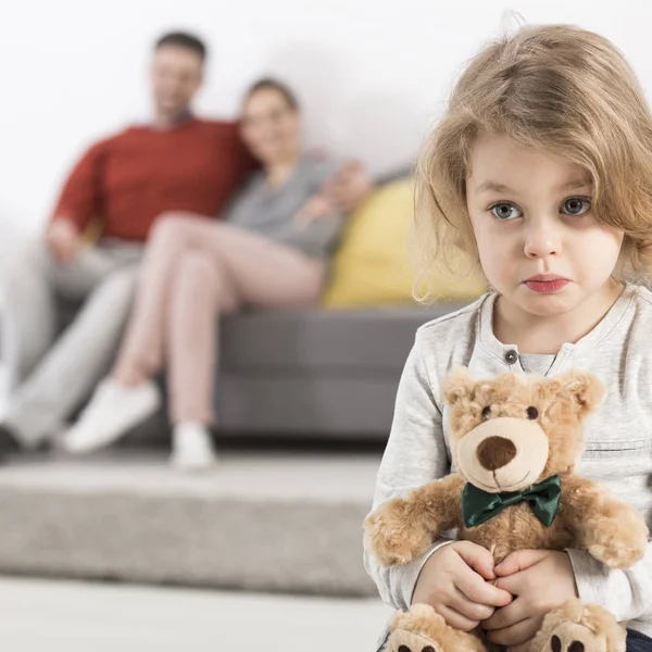 Klein meisje met teddybeer — Stockfoto