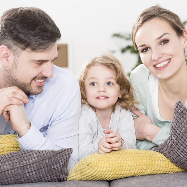 Hombre, mujer y niño acostados juntos — Foto de Stock