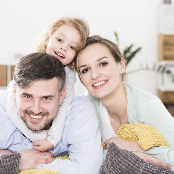 Niña abrazando a su padre — Foto de Stock