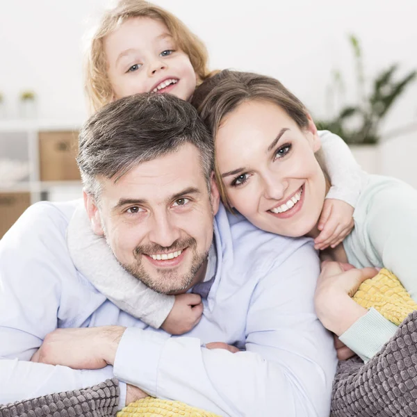 Parents and son sitting huddled — Stock Photo, Image