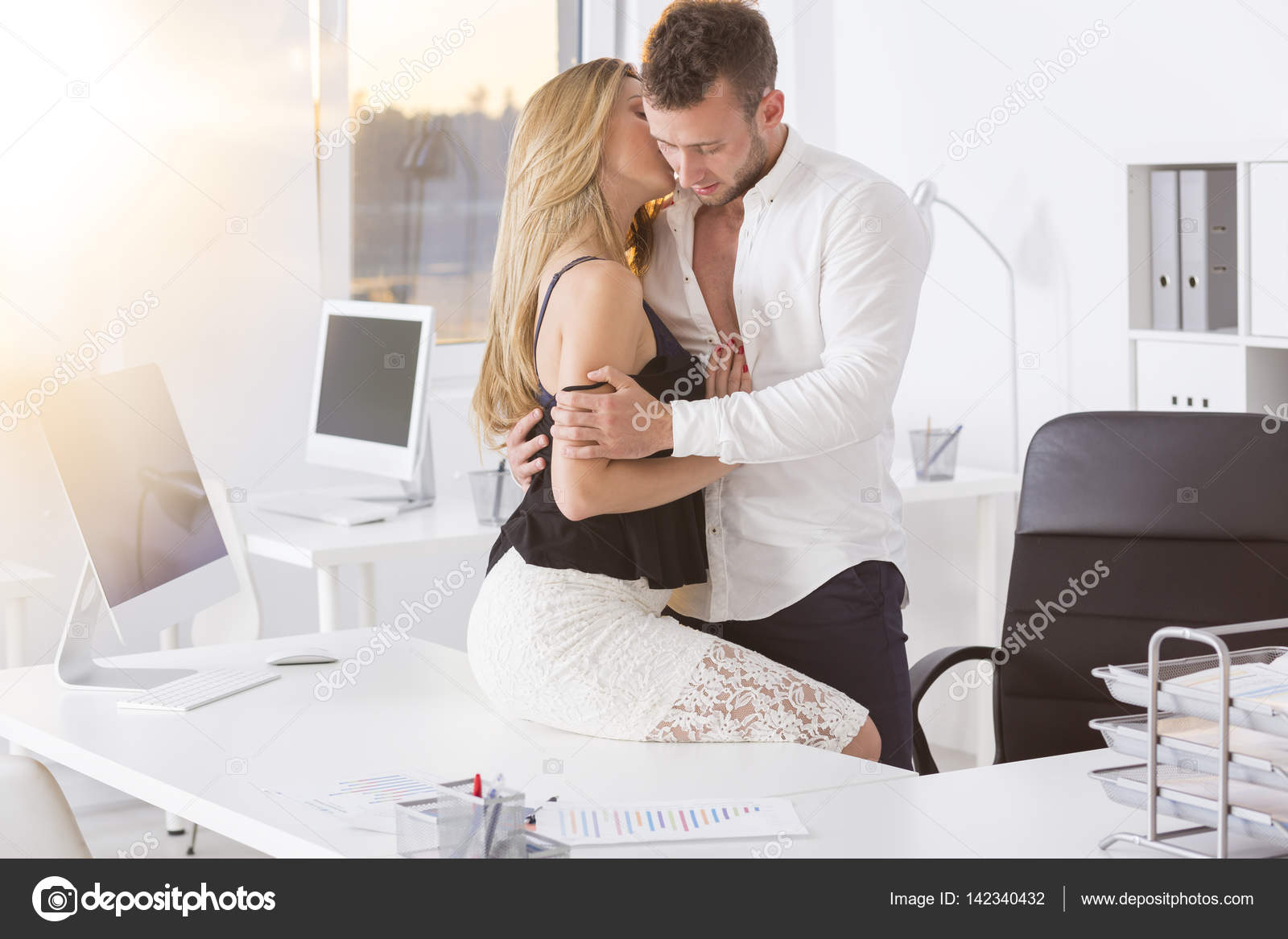 Поцелуй в офисе