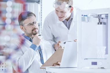 Beyaz üniforma giyen bilim adamları