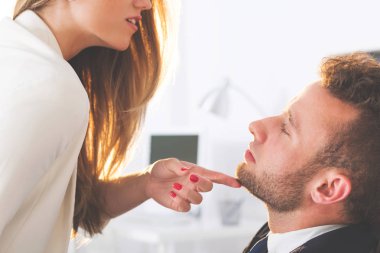 Kadın patron bir çalışanın çene dokunmadan