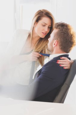 Sekreter patronu baştan