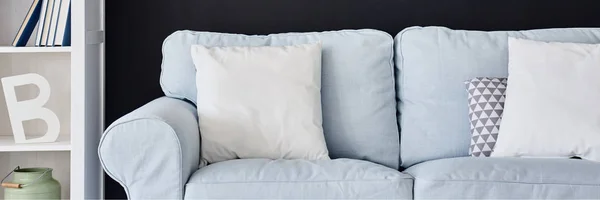 Canapé bleu dans la chambre — Photo