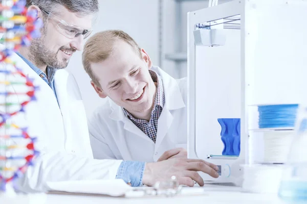 Scienziato felice che lavora in laboratorio — Foto Stock