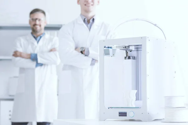 3D-принтер и команда ученых — стоковое фото
